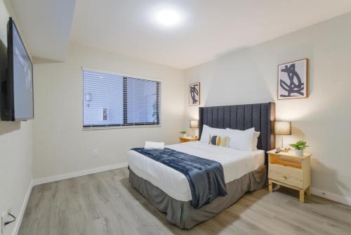 邁阿密的住宿－Amazing Experience in Calle Ocho，一间卧室设有一张大床和一个窗户。