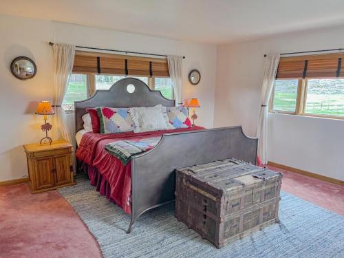 Ένα ή περισσότερα κρεβάτια σε δωμάτιο στο Stanley Spacious Home with Panoramic Views