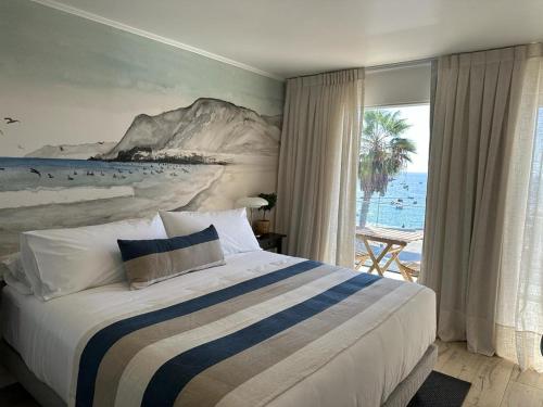 a bedroom with a bed and a view of the beach at Nolana hotel in Taltal