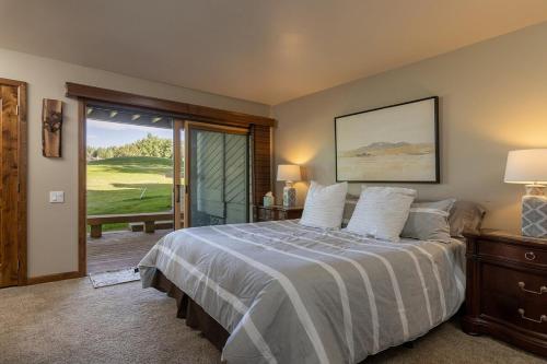 een slaapkamer met een bed en uitzicht op een golfbaan bij Sun Valley Condo on the Green with Dollar Views in Sun Valley
