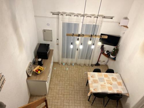 - une vue sur la cuisine et une table dans la chambre dans l'établissement Maison saint cyprien plage, à Saint-Cyprien