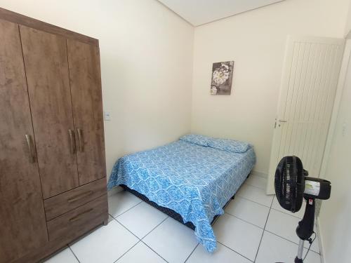 a small bedroom with a bed and a closet at Apartamento Aconchego da Serra Azul in Barra do Garças