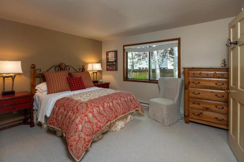 um quarto com uma cama, uma cómoda e uma janela em Creek Front Duplex Close to Lifts with Hot Tub em Ketchum