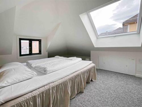 スタヴァンゲルにあるThe Yellow House Nr 11 by Berti’sの窓付きの客室の大型ベッド1台分です。