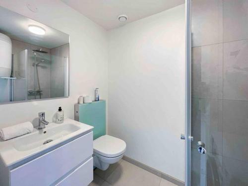 Un baño con inodoro, lavabo y ducha. en The Yellow House Nr 11 by Berti’s, en Stavanger