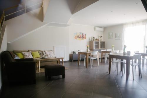 a living room with a couch and a table at B&B Geolja in Gioia Tauro