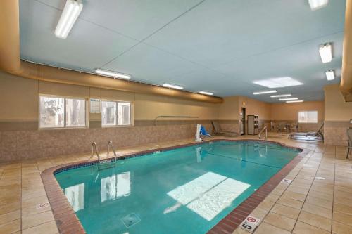 a large swimming pool in a hotel room at Best Western Plus Altoona Inn in Altoona