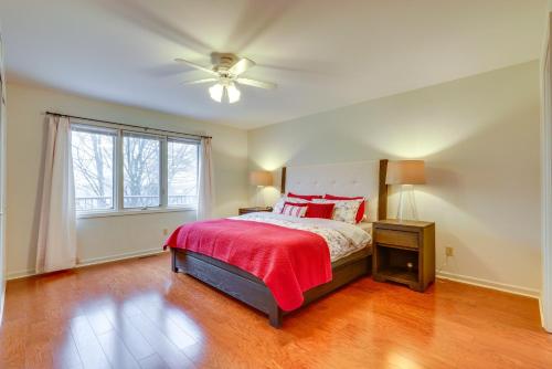 - une chambre avec un lit et un ventilateur de plafond dans l'établissement Fort Wayne Vacation Rental about 9 Mi to Downtown!, à Ellison