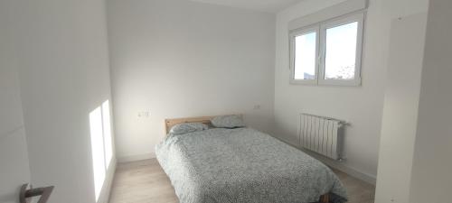 1 dormitorio con cama y ventana en Eco Home Alpera 1, en Alpera