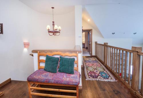 海狸溪的住宿－96 Highlands Slopeside #502, Beaver Creek，一间房间,配有椅子和两个枕头