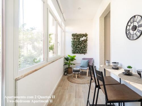 d'une salle à manger avec une table, des chaises et une fenêtre. dans l'établissement Akicity Penha Tranquil, à Lisbonne