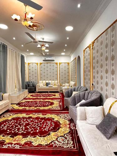 una gran sala de estar con sofás y una alfombra en Bait Alsalam, en Sayq