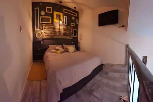 En eller flere senger på et rom på okeyloft Coyhaique 1