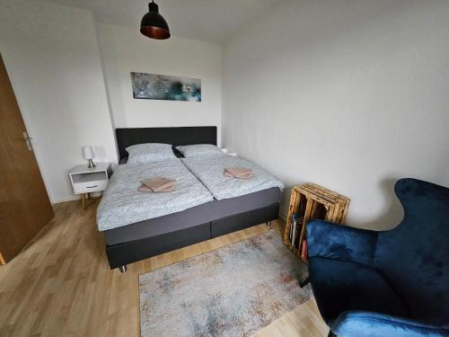 מיטה או מיטות בחדר ב-FeWo inkl Parkplatz am Heidensee sowie NETFLIX Zugang und WLAN