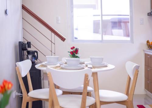 uma mesa de jantar com cadeiras e uma mesa branca em Holiday Home Panglao Island em Dauis