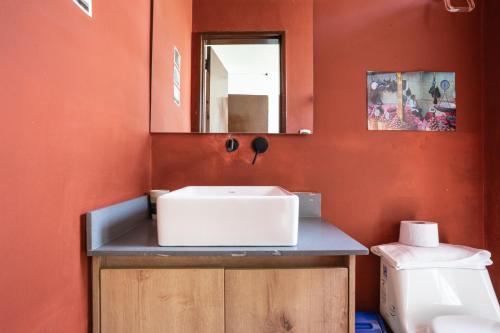 a bathroom with a sink and a mirror and a toilet at Oasis en el corazón de Medellin, Laureles in Medellín