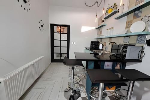 a room with a table and two stools at okeyloft Coyhaique 6 in Coihaique