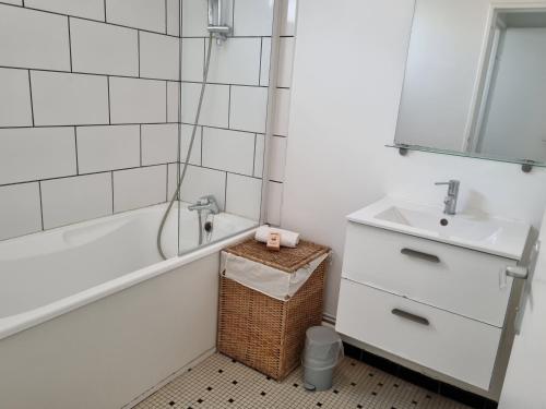 une salle de bain avec une baignoire et un lavabo dans l'établissement Cathédrale, champagne near, park and stores close, à Reims