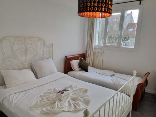 une chambre avec deux lits et un lustre dans l'établissement Cathédrale, champagne near, park and stores close, à Reims