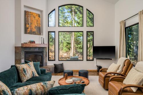 sala de estar con muebles y chimenea en Stay in Evergreen - Denver Mountain Escape en Evergreen