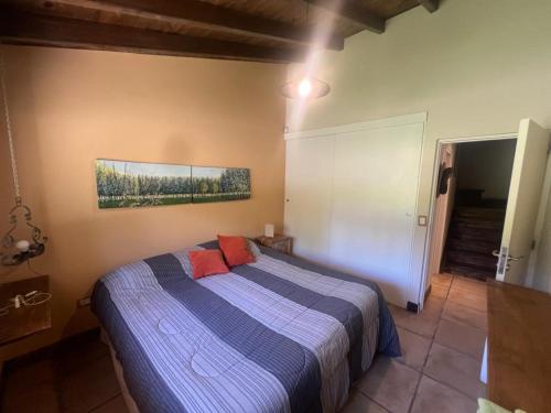 1 dormitorio con 1 cama con edredón azul y blanco en Cabañas Los 4 elementos - Uspallata en Las Heras