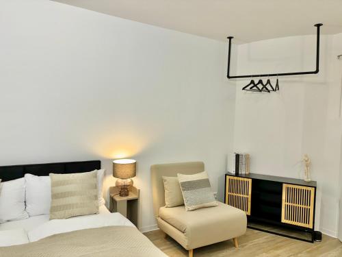 1 dormitorio con 1 cama y 1 silla en Bunker-Studio Zentral Business Messe en Essen