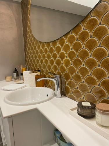 La salle de bains est pourvue d'un lavabo et d'un mur marron. dans l'établissement Kras Resort 304 Szklarska Poręba, à Szklarska Poręba