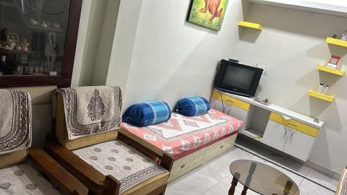 um pequeno quarto com um sofá e uma televisão em 2BHK Chandra Jyoti Villa NIT Garden Nagpur em Nagpur