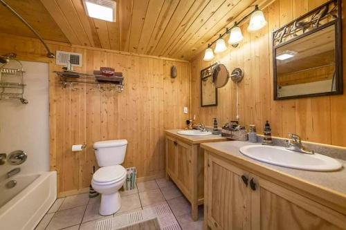 uma casa de banho com 2 lavatórios, um WC e uma banheira em Lake Life Dreams em Fairfield Bay
