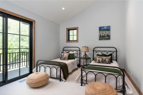 1 Schlafzimmer mit 2 Betten und einem Balkon in der Unterkunft The Sheepbend Home - Luxury Home Steps to River! in Bellevue
