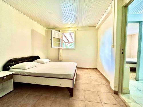 - une chambre avec un lit et une fenêtre dans l'établissement Villa Dom's Evasion, à Sainte-Marie
