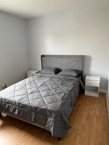 1 dormitorio con 1 cama grande y suelo de madera en Cozy apartment nexttomain st, en Passaic