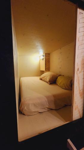 ein Schlafzimmer mit einem Bett in einem kleinen Zimmer in der Unterkunft Komo Pod Hotel in London