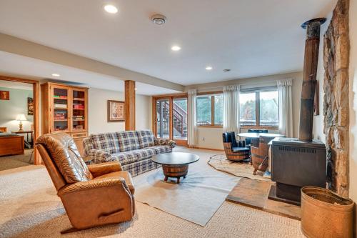 Χώρος καθιστικού στο Lake Arbutus Cabin Private Dock and Pontoon Rental!