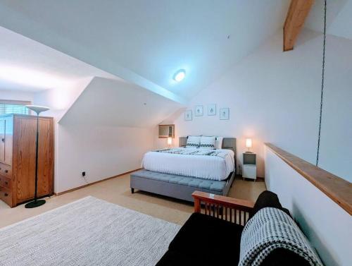 ein Schlafzimmer mit einem Bett und einem Sofa in der Unterkunft Chicamon Springs Lodge by FantasticStay in Kimberley