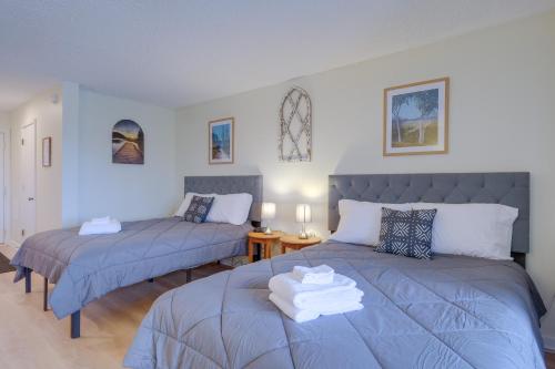 1 dormitorio con 2 camas y mesa en Bellaire Condo - Walk to Shanty Creek Resort!, en Bellaire