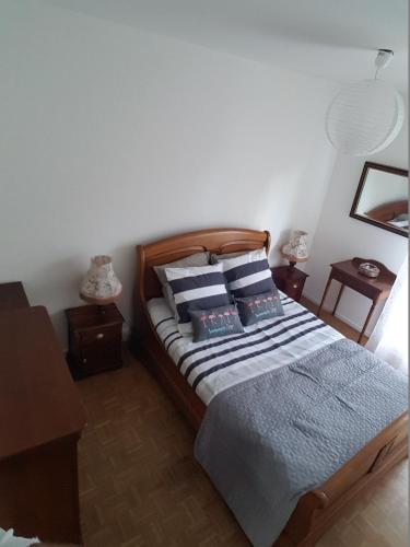 Un dormitorio con una cama con sábanas y almohadas azules. en Belle Appartement, en Auxerre