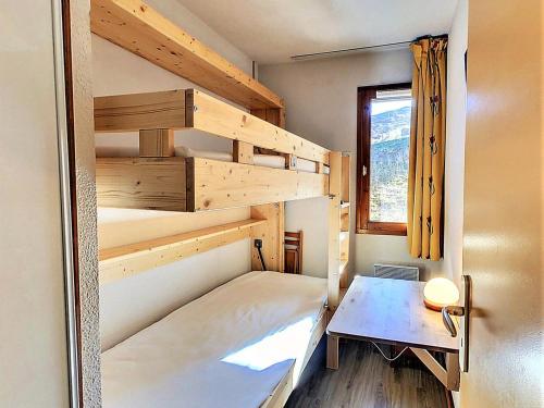 une chambre avec deux lits superposés et un bureau dans l'établissement Bel Appartement T3 avec Balcon, 6 pers. au Corbier - FR-1-267-240, à Villarembert