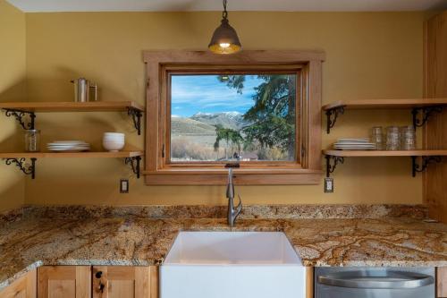 una cucina con un lavandino e una finestra di Triumph Ranch Farm House ad Hailey