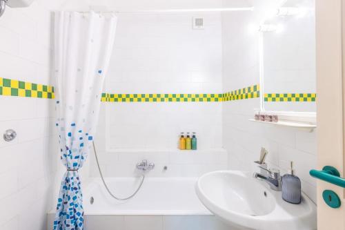 baño blanco con ducha y lavamanos en Charming bedroom in Sorrento with balcony, en Sorrento