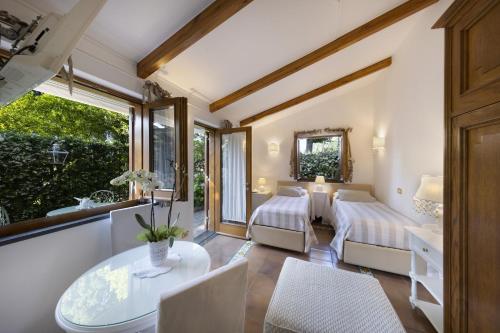 Giường trong phòng chung tại SorrentoVibes - Villa in Sorrento Center with gardens and outdoor space