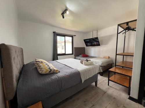 - une chambre avec 2 lits et une fenêtre dans l'établissement VOY Hostales - 4 Norte, à Viña del Mar