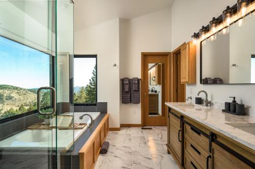 Η κουζίνα ή μικρή κουζίνα στο Stay in Evergreen - Denver Mountain Escape
