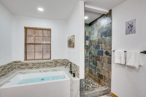 ein Badezimmer mit einer großen Badewanne und einer Dusche in der Unterkunft Yantis Home with Hot Tub - Near Lake Fork Fishing! in Yantis