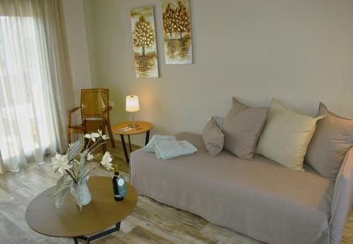 Un lugar para sentarse en Alegria Suites