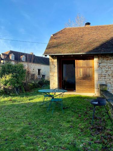 - une table de pique-nique dans la cour d'une maison dans l'établissement La Grangette de Paunac, à Cazillac