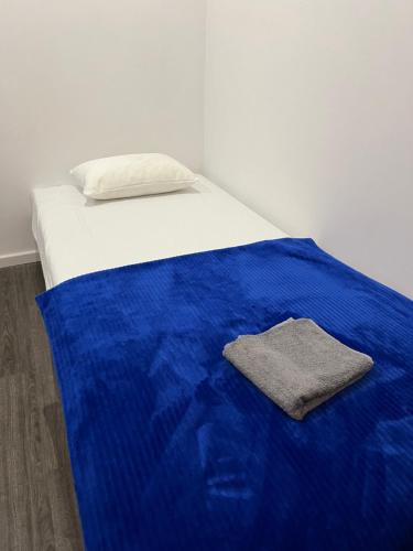 Un pat sau paturi într-o cameră la Large 2-bedroom flat close to the city center