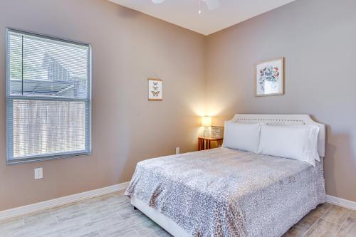 um quarto com uma cama e uma janela em Pet-Friendly Brownsville Apartment with Yard! em Brownsville