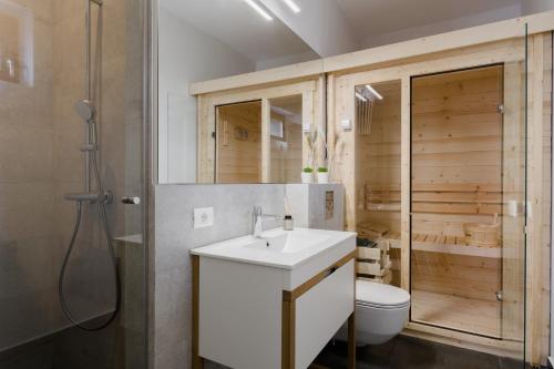 een badkamer met een toilet, een wastafel en een douche bij Villa The Frame in Comarnic