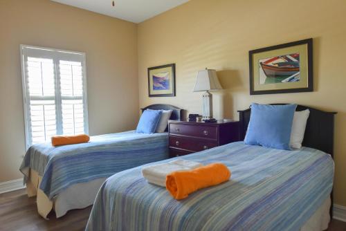 een slaapkamer met 2 bedden en een raam bij Sand Palace in Holmes Beach